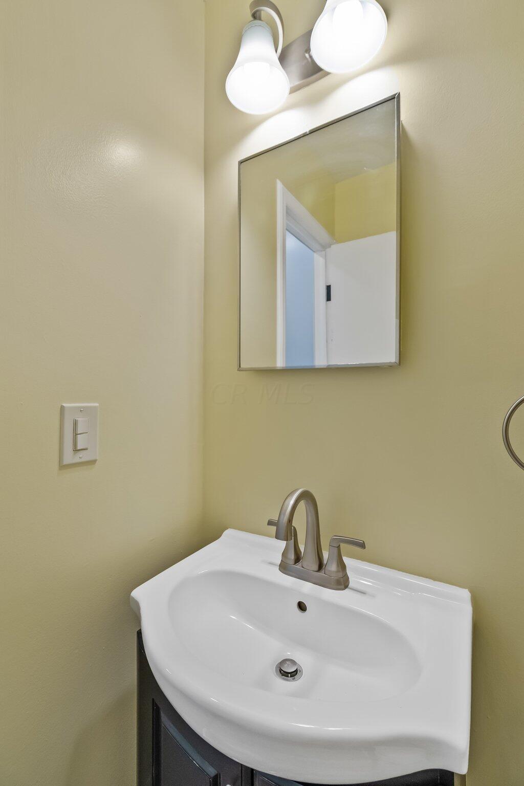 559 Harding Lane Delaware, OH 43015 - Photo 14 of 38 FF Half Bath