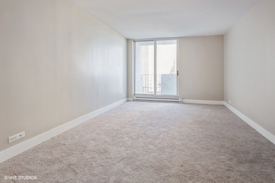 6033 North Sheridan Road, Unit 43D Chicago, IL 60660 - Photo 11 of 16 an empty room with windows