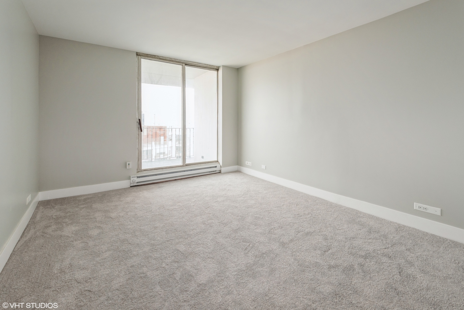 6033 North Sheridan Road, Unit 43D Chicago, IL 60660 - Photo 12 of 16 an empty room with windows