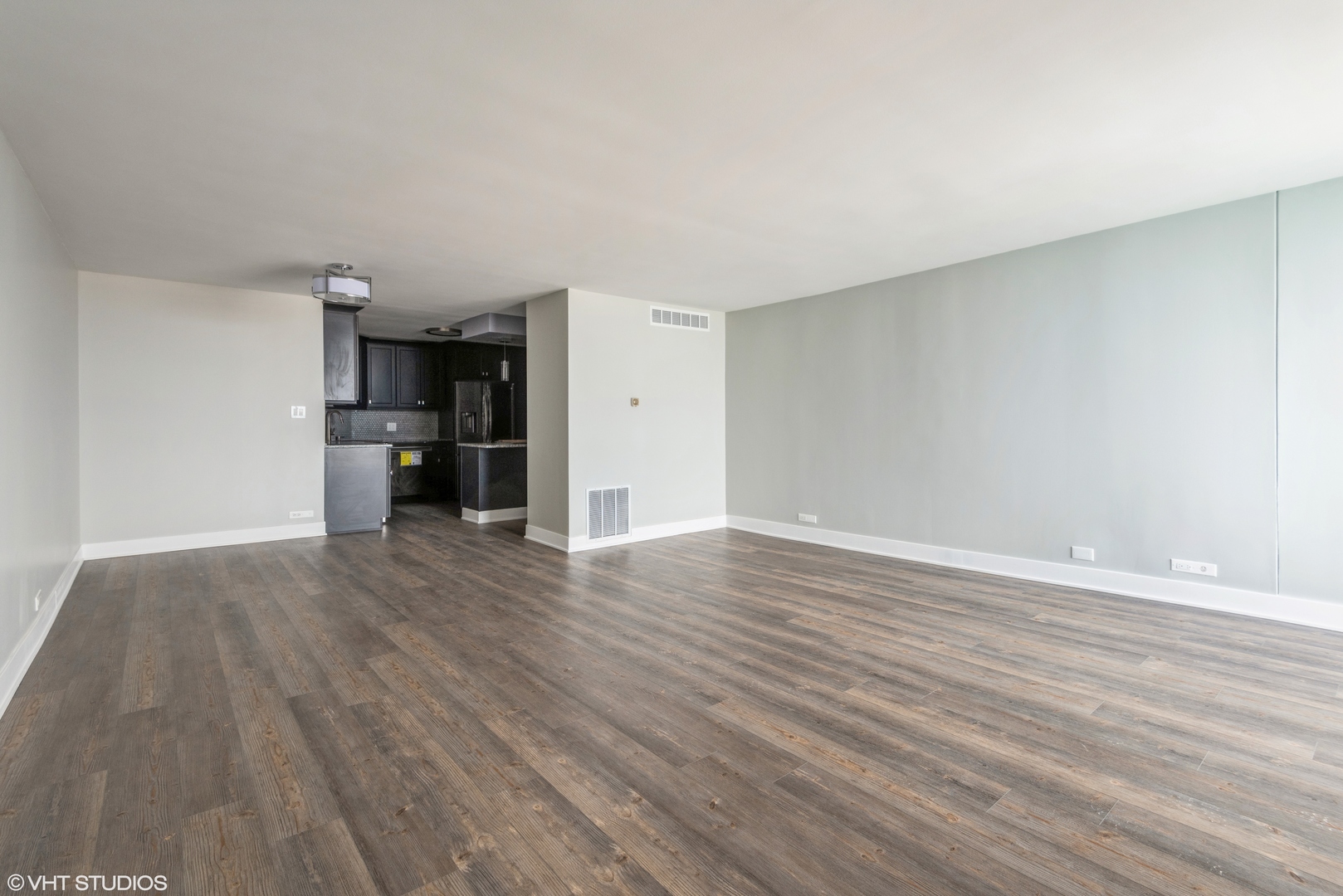 6033 North Sheridan Road, Unit 43D Chicago, IL 60660 - Photo 4 of 16 a view of empty room with wooden floor