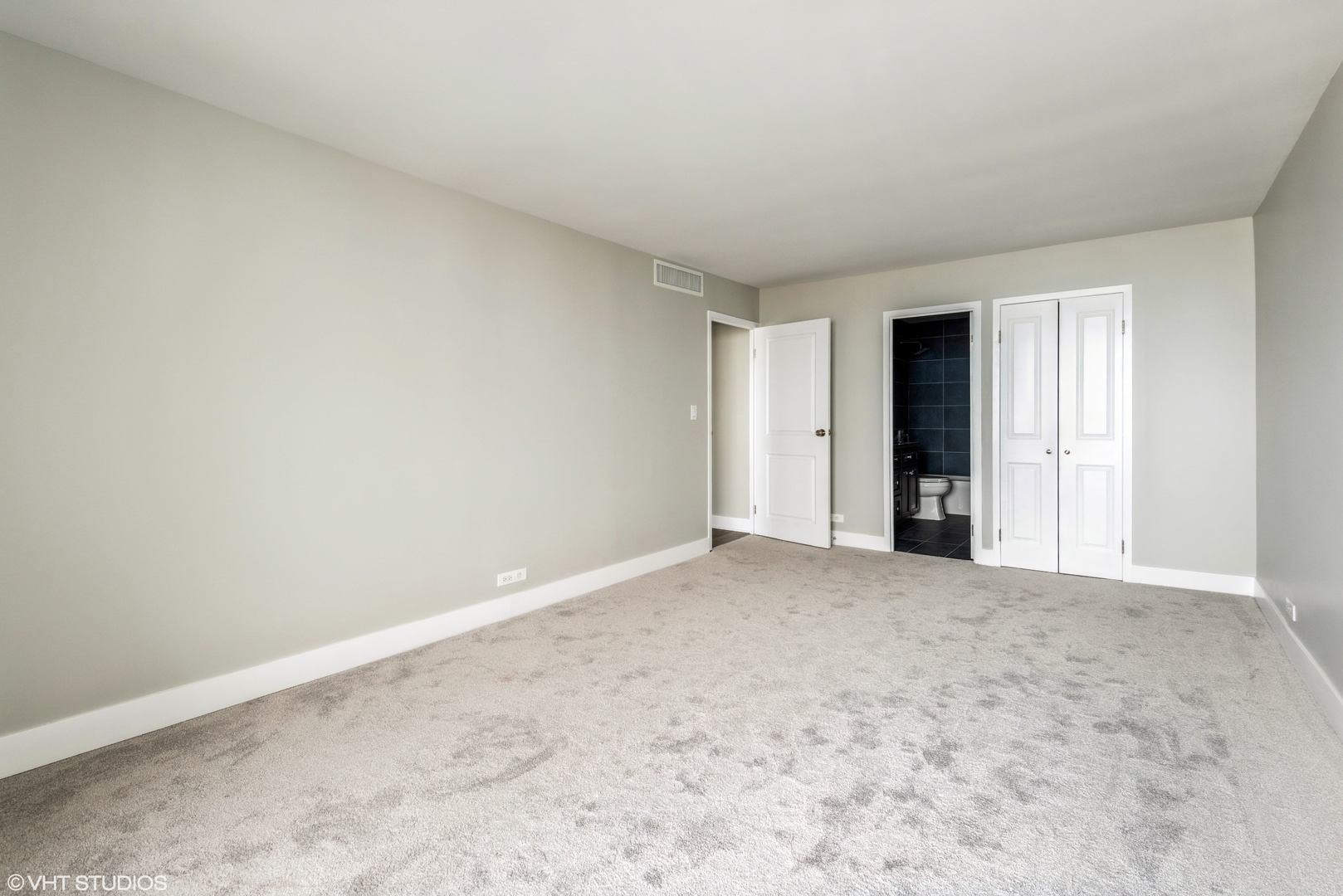 6033 North Sheridan Road, Unit 43D Chicago, IL 60660 - Photo 7 of 16 an empty room with an empty space and closet area