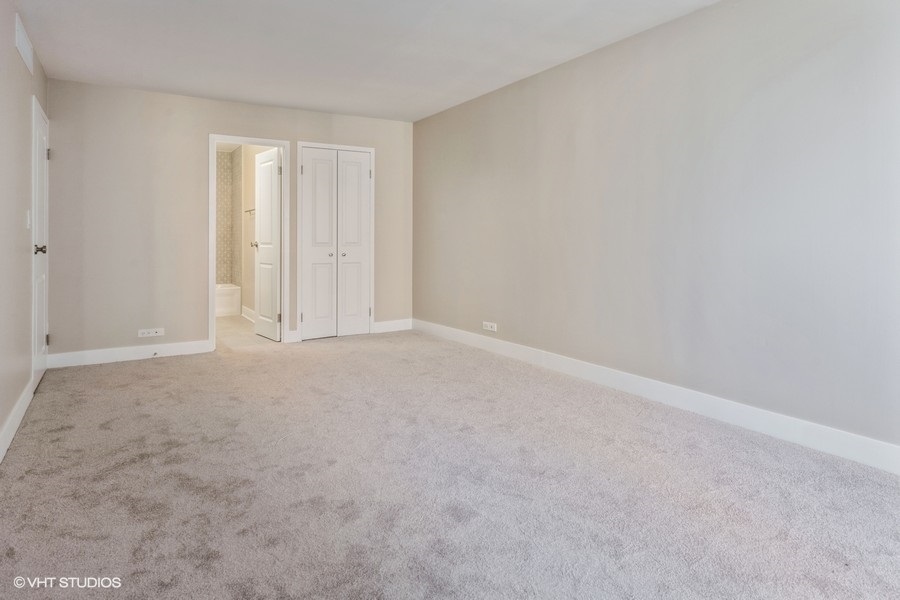 6033 North Sheridan Road, Unit 43D Chicago, IL 60660 - Photo 10 of 16 a view of an empty room