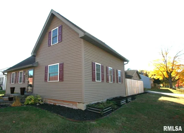 $184,900 | 111 West Fast Avenue, Mackinaw, IL 61755