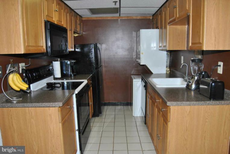 5911 Edsall Road, Unit 313 Alexandria, VA 22304 - Photo 2 of 16 Kitchen