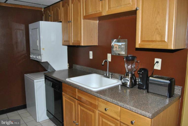 5911 Edsall Road, Unit 313 Alexandria, VA 22304 - Photo 4 of 16 Kitchen