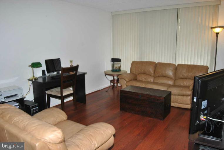 5911 Edsall Road, Unit 313 Alexandria, VA 22304 - Photo 7 of 16 Living Room