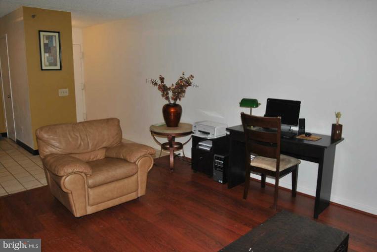 5911 Edsall Road, Unit 313 Alexandria, VA 22304 - Photo 8 of 16 Living Room
