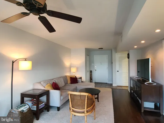 $207,000 | 5340 Holmes Run Parkway, Unit 1410, Alexandria, VA 22304