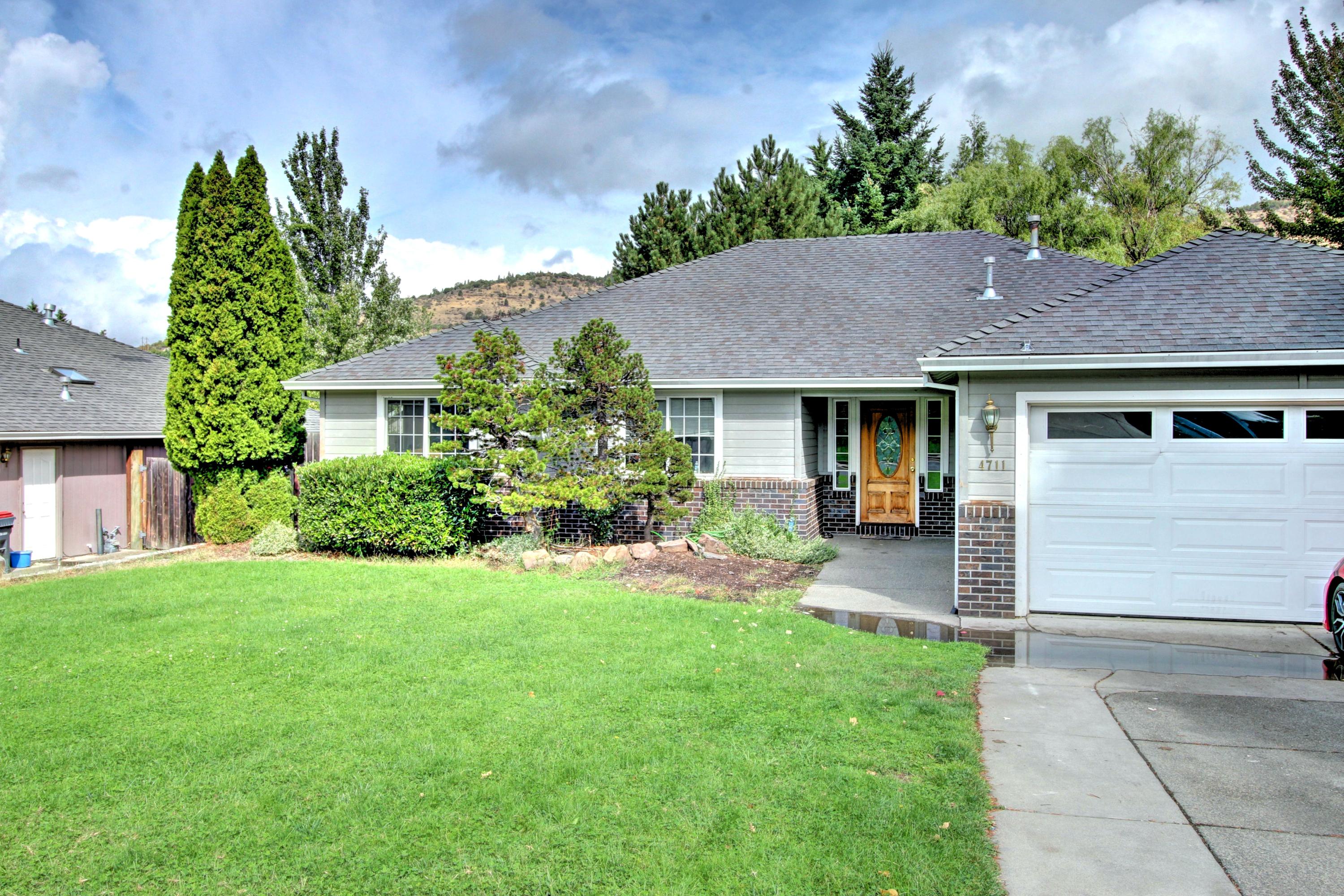 4711 Hillcrest Road Medford, OR 97504 - Photo 1 of 19 Front of House