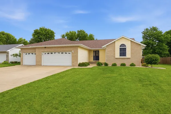 $285,000 | 1629 Golfview Court, Erie, IL 61250
