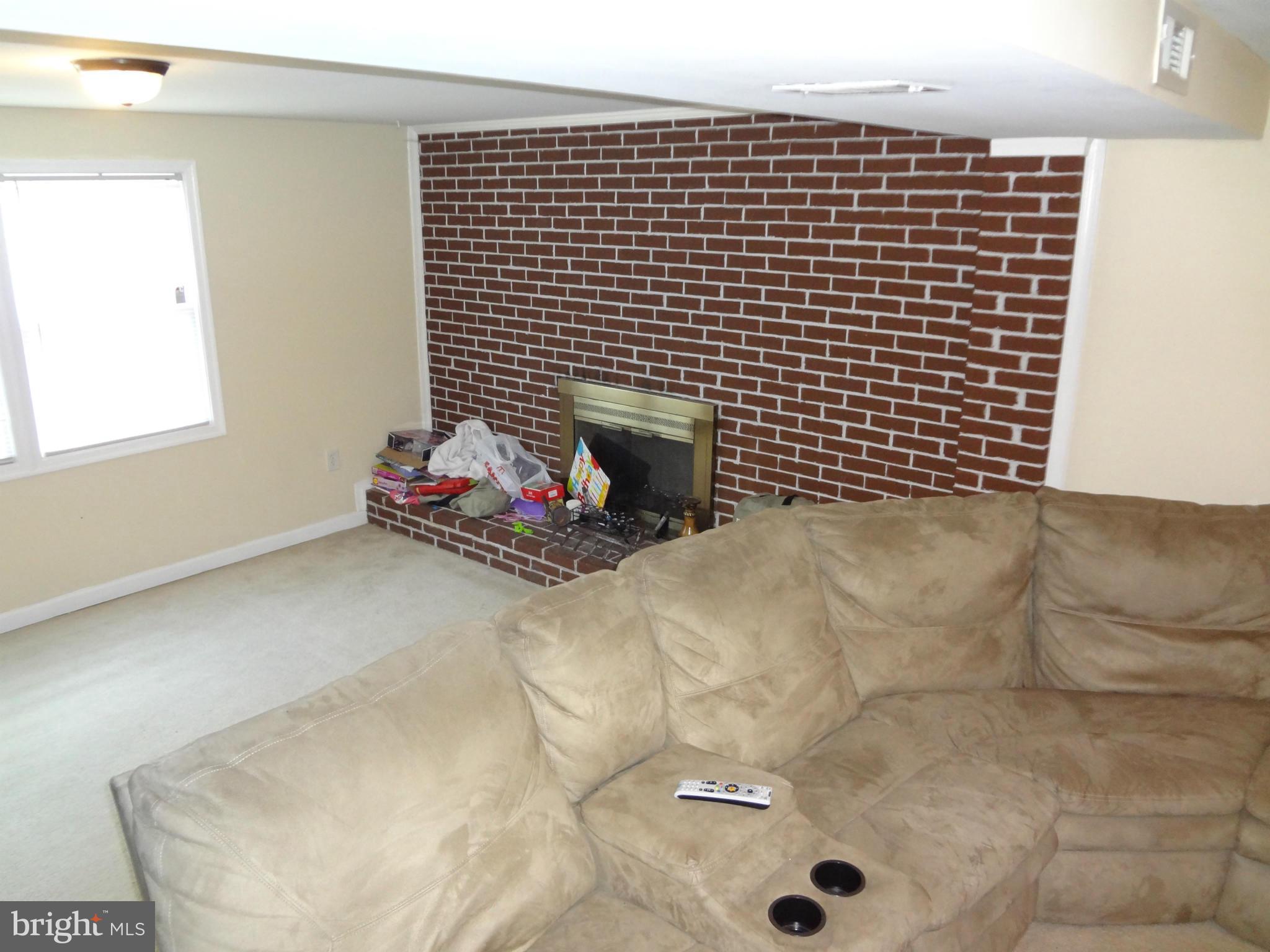 13634 Kingsman Road Woodbridge, VA 22193 - Photo 19 of 30 Living Room