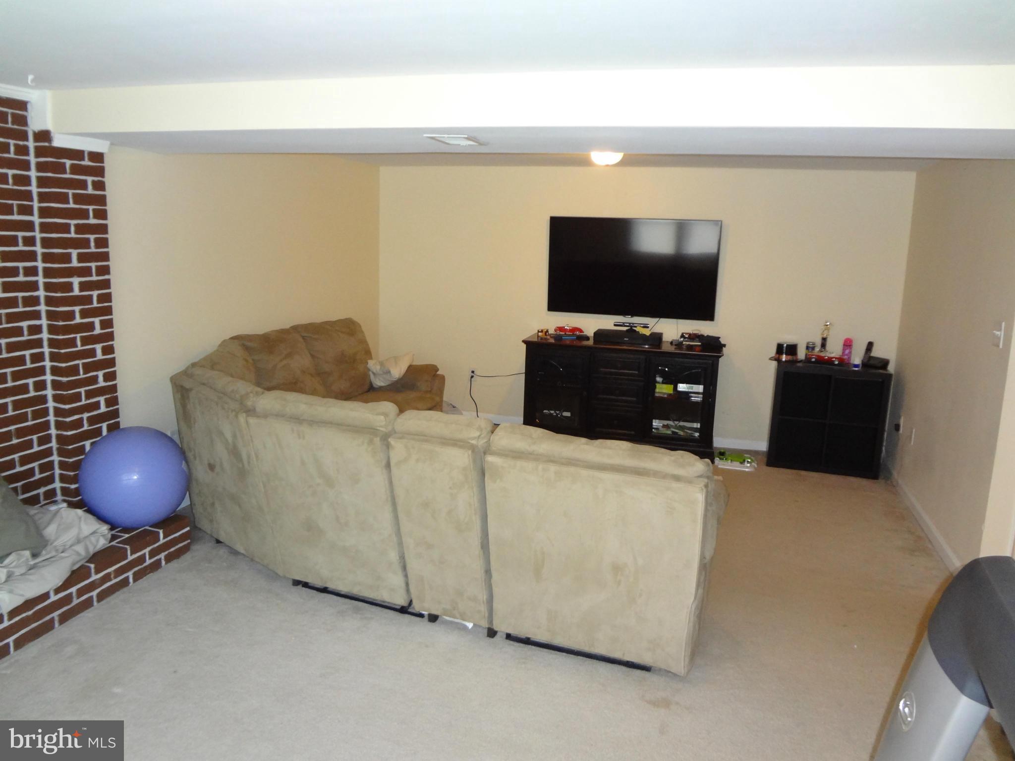 13634 Kingsman Road Woodbridge, VA 22193 - Photo 20 of 30 Living Room