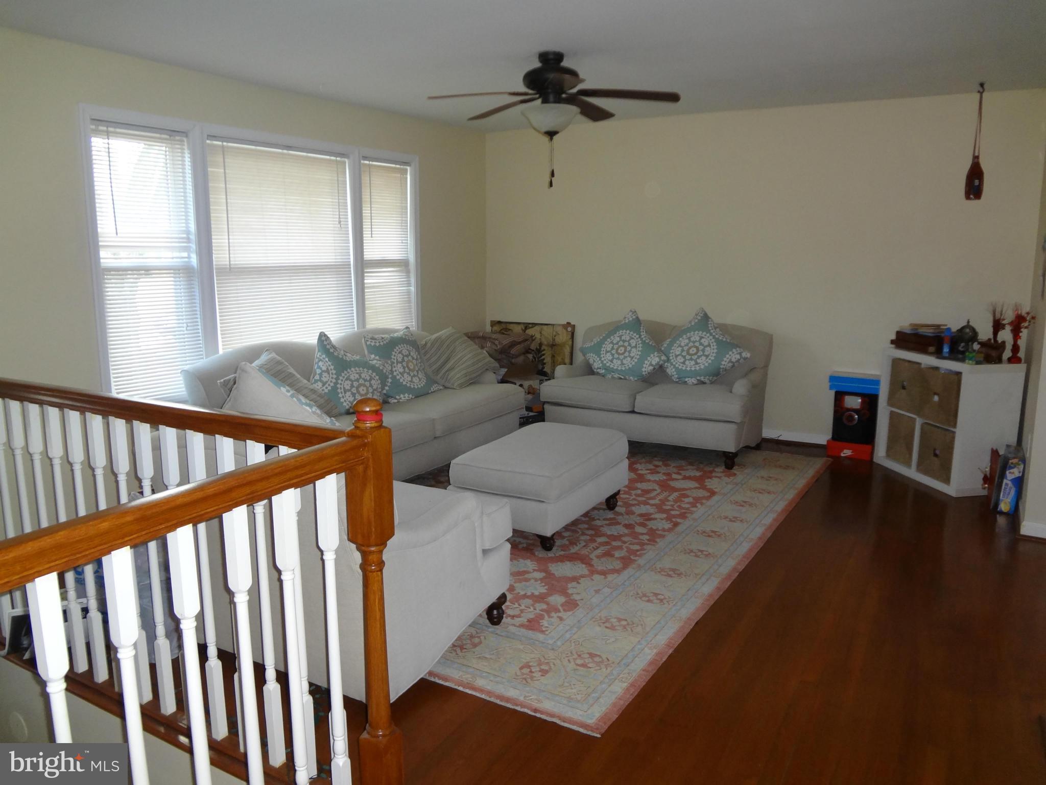13634 Kingsman Road Woodbridge, VA 22193 - Photo 3 of 30 Living Room