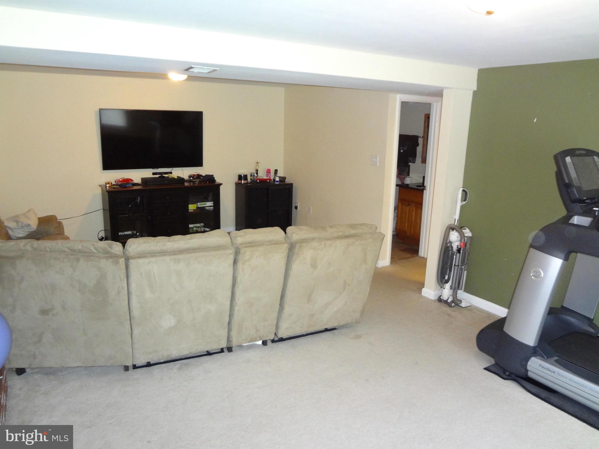 13634 Kingsman Road Woodbridge, VA 22193 - Photo 21 of 30 Living Room