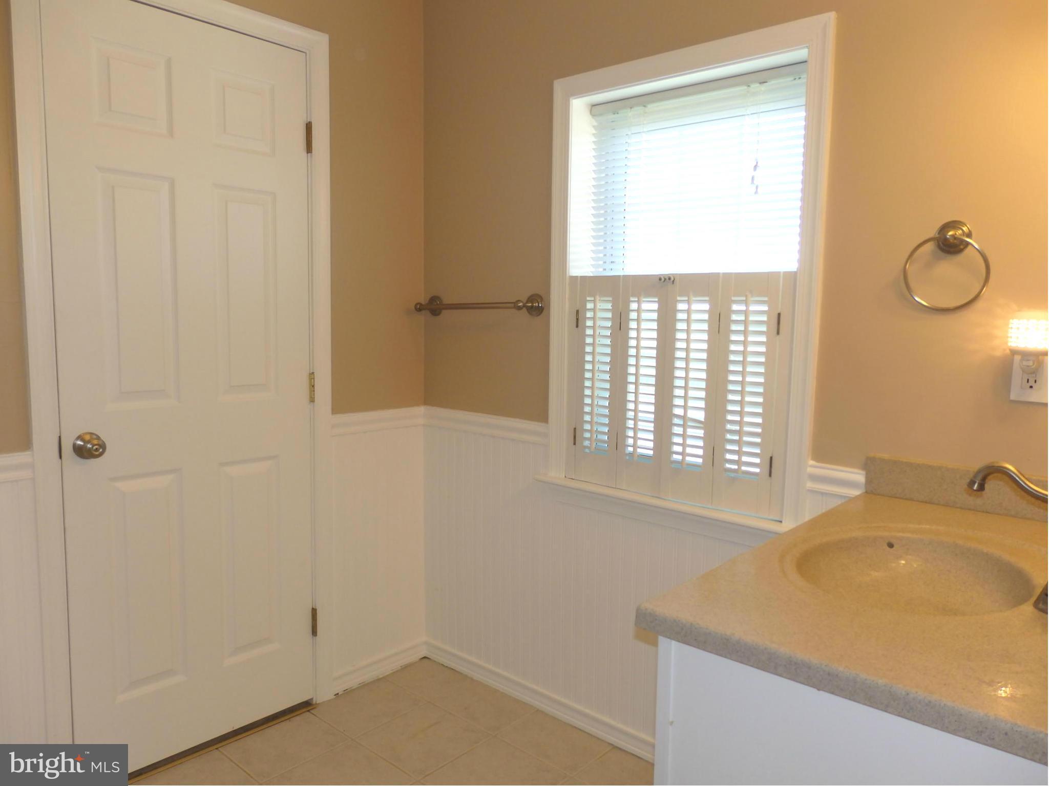 10529 White Hall Road Hagerstown, MD 21740 - Photo 16 of 29 Dual entry UL bath has lovely wainscotting