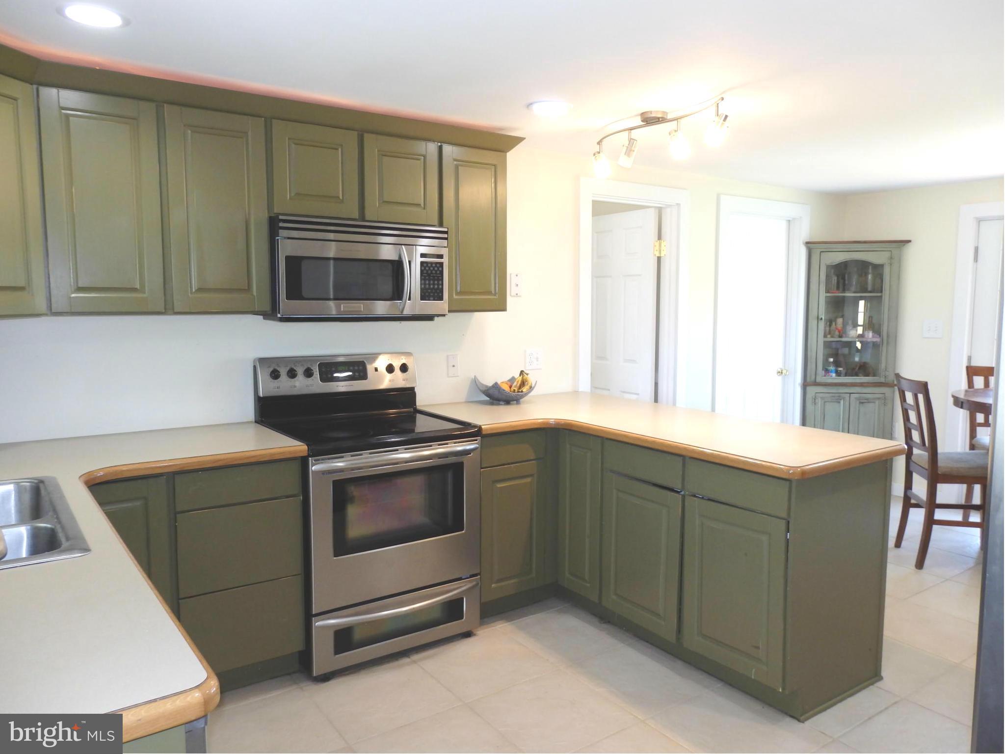 10529 White Hall Road Hagerstown, MD 21740 - Photo 6 of 29 Kitchen has peninsula for extra counter space