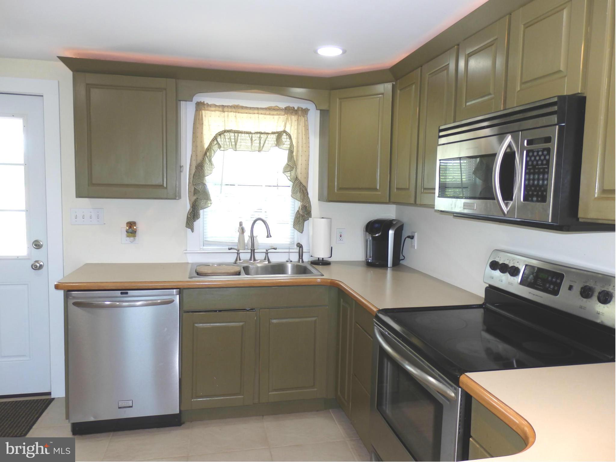 10529 White Hall Road Hagerstown, MD 21740 - Photo 7 of 29 Kitchen has stainless appliances
