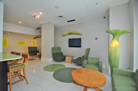 $329,900 | 125 South Green Street, Unit 907A, Chicago, IL 60607