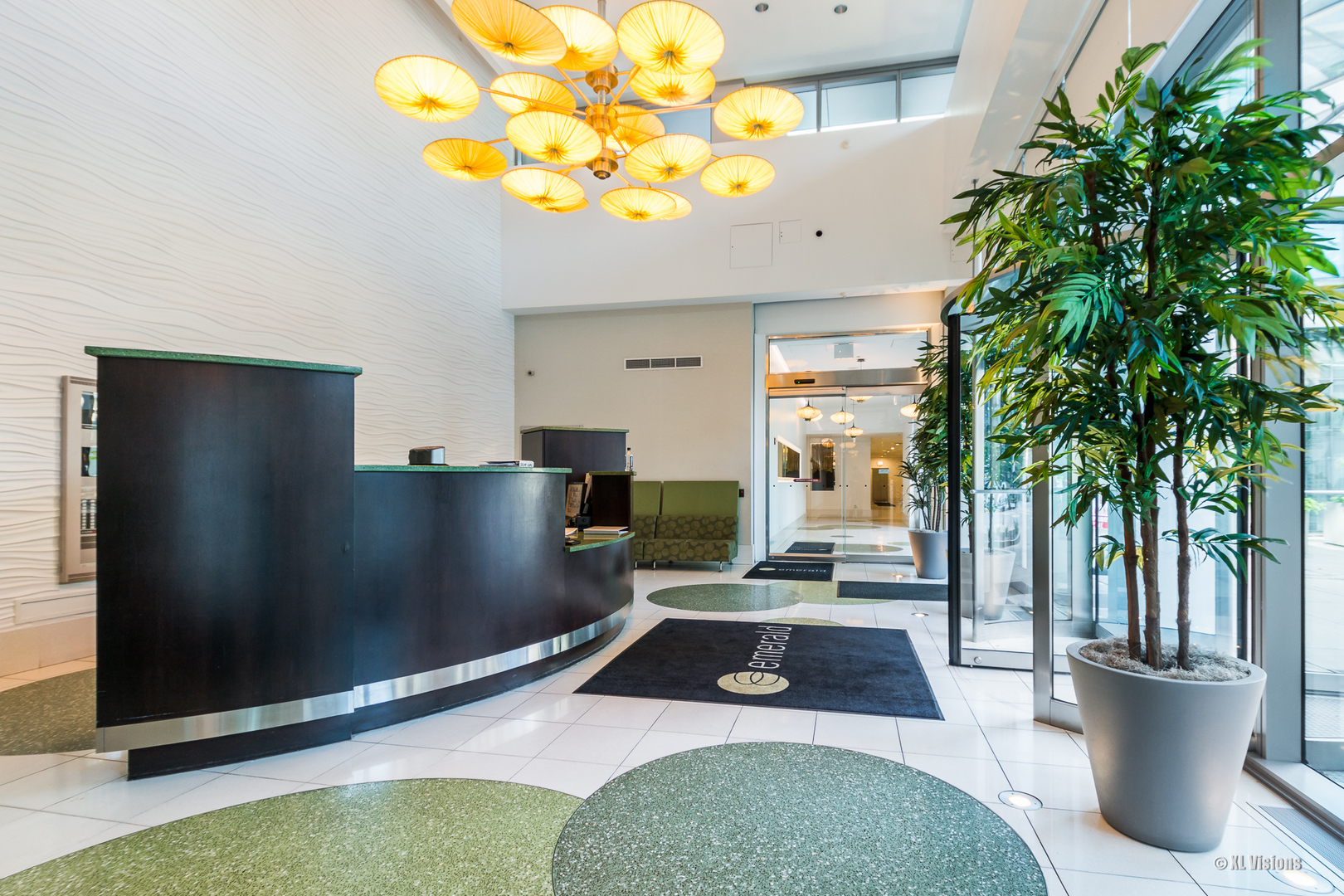 125 South Green Street, Unit 907A Chicago, IL 60607 - Photo 3 of 15 a living room with a couch and a potted plant