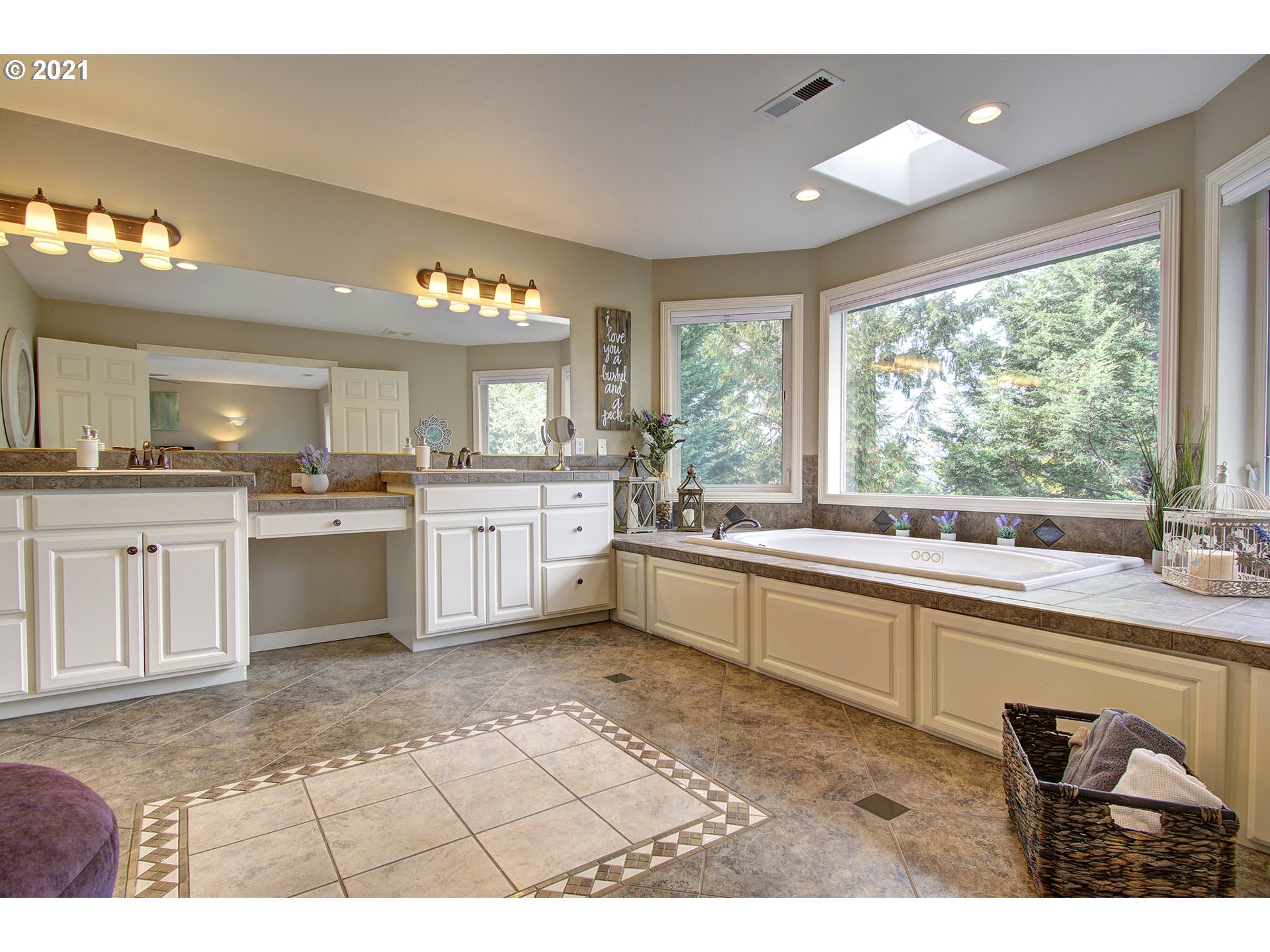 16010 Northeast 25th Avenue Ridgefield, WA 98642 - Photo 21 of 32 a large kitchen with a window