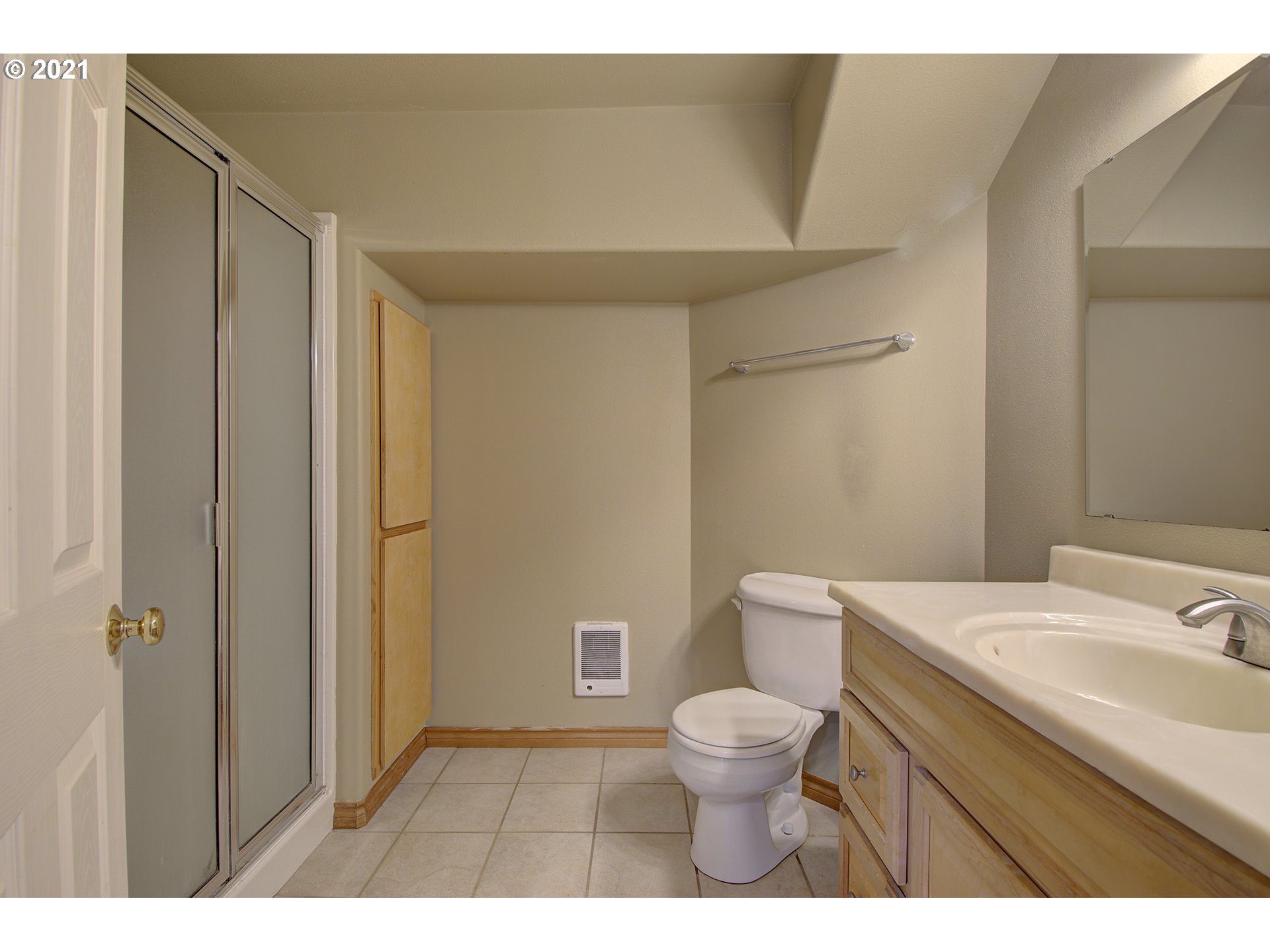 16010 Northeast 25th Avenue Ridgefield, WA 98642 - Photo 30 of 32 a bathroom with a toilet sink and mirror