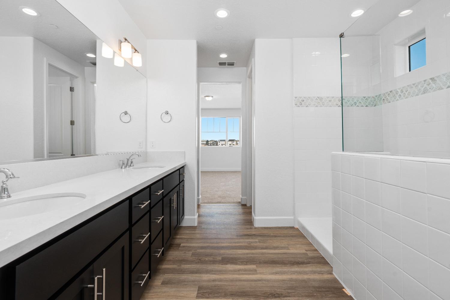 275 Huckleberry Road South Madera, CA 93636 - Photo 10 of 34 a bathroom with a sink a shower a mirror and a bathtub