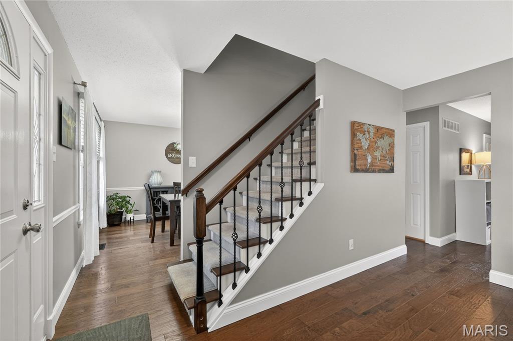 709 Winding Path Lane Ballwin, MO 63021 - Photo 2 of 28