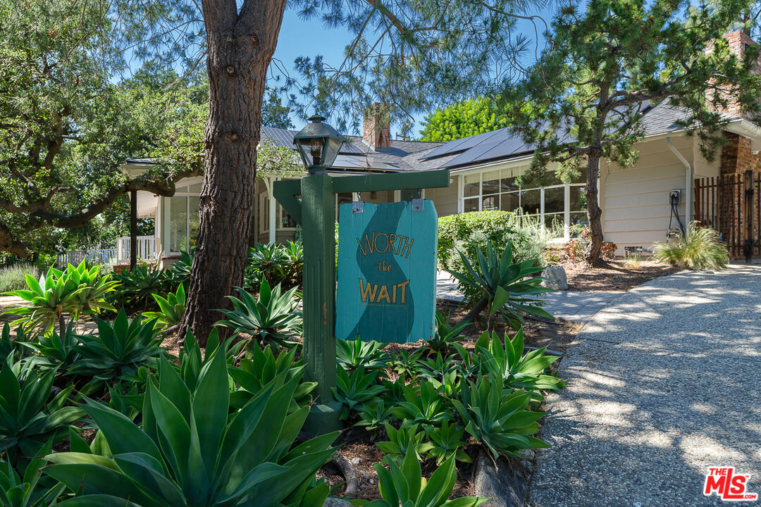 1955 Windover Road Pasadena, CA 91107 - Photo 5 of 62