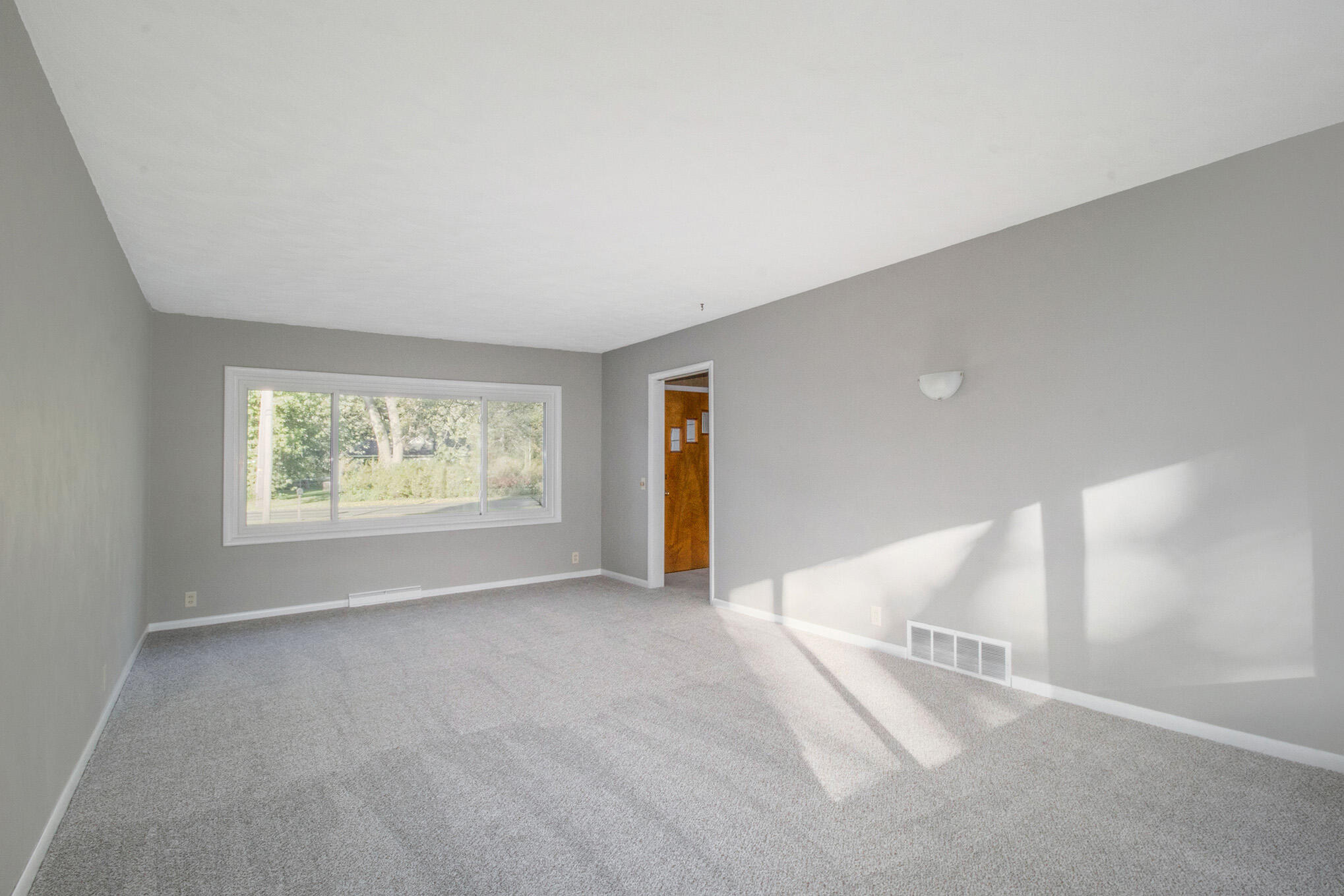 1418 Nazareth Road Kalamazoo, MI 49048 - Photo 5 of 21 IMG_1868