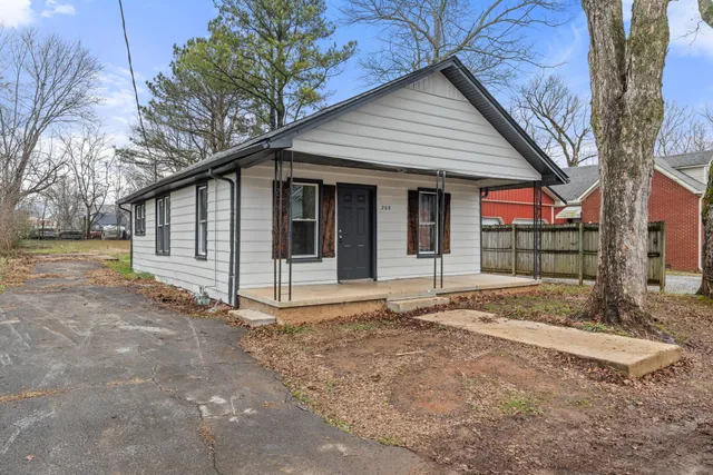 $1,100 | 208 Plummer Street, Lawrenceburg, TN 38464