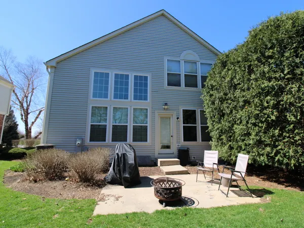 $2,750 | 10 Parkside Court, Unit 10, Algonquin, IL 60102