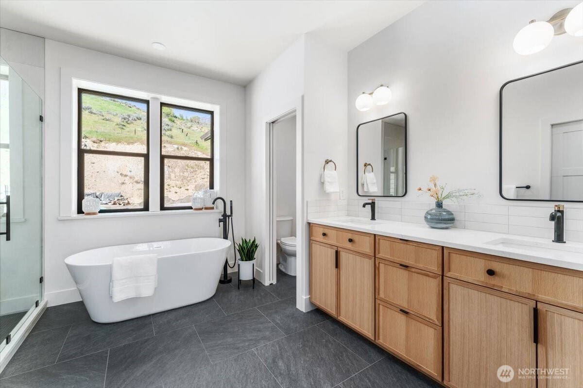 982 Spring Mountain Drive Wenatchee, WA 98801 - Photo 16 of 36 a spacious bathroom with a double vanity sink mirror and bathtub