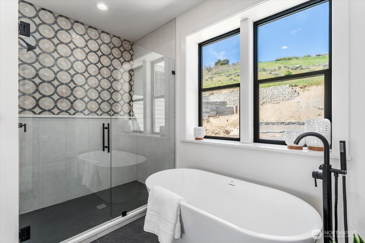 982 Spring Mountain Drive Wenatchee, WA 98801 - Photo 17 of 36 a bathroom with a bathtub and a window