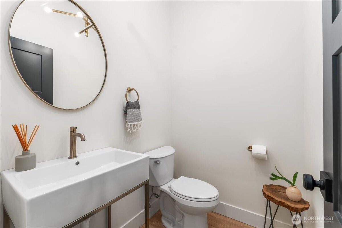 982 Spring Mountain Drive Wenatchee, WA 98801 - Photo 20 of 36 a bathroom with a toilet a sink and mirror