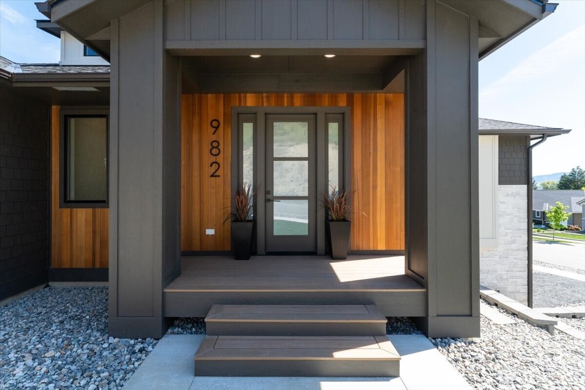 982 Spring Mountain Drive Wenatchee, WA 98801 - Photo 2 of 36 a view of entryway and hall with a window