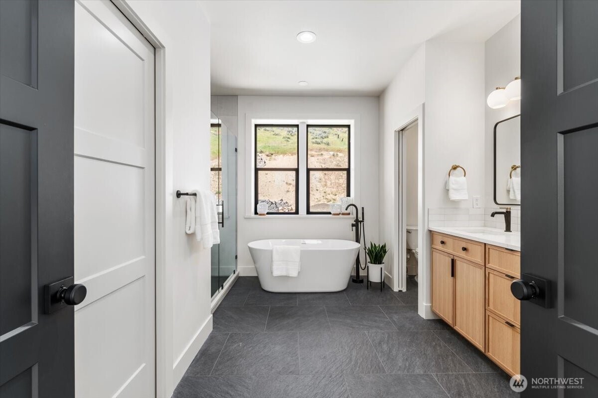 982 Spring Mountain Drive Wenatchee, WA 98801 - Photo 23 of 36 a spacious en suite bathroom with a tub sink and window