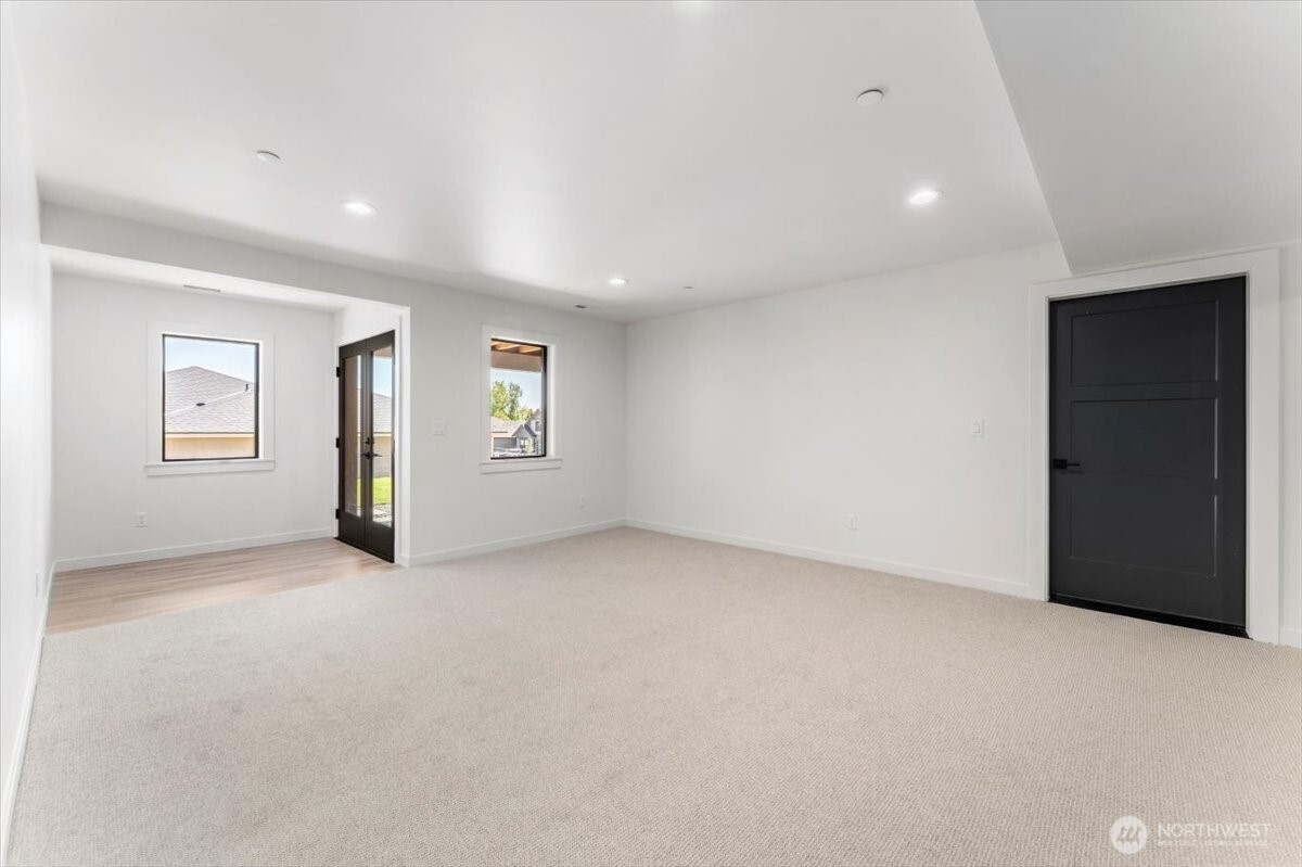 982 Spring Mountain Drive Wenatchee, WA 98801 - Photo 29 of 36 an empty room with windows and closet