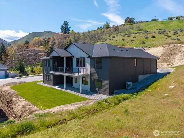 $945,000 | 982 Spring Mountain Drive, Wenatchee, WA 98801