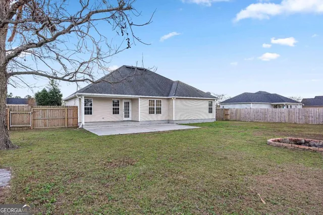 a view of backyard of garage