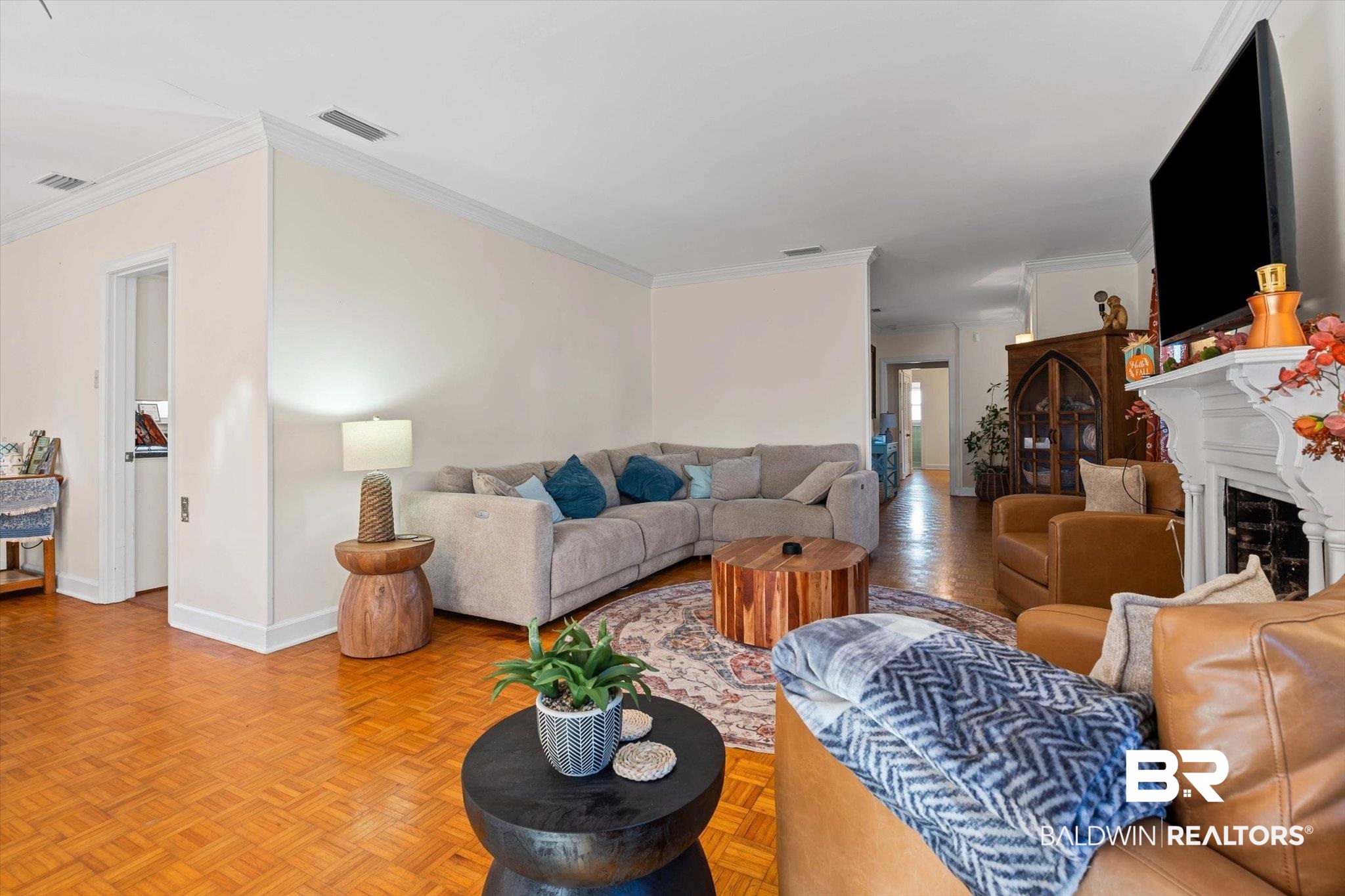 324 Hadrian Street Mobile, AL 36606 - Photo 5 of 33 Living Room