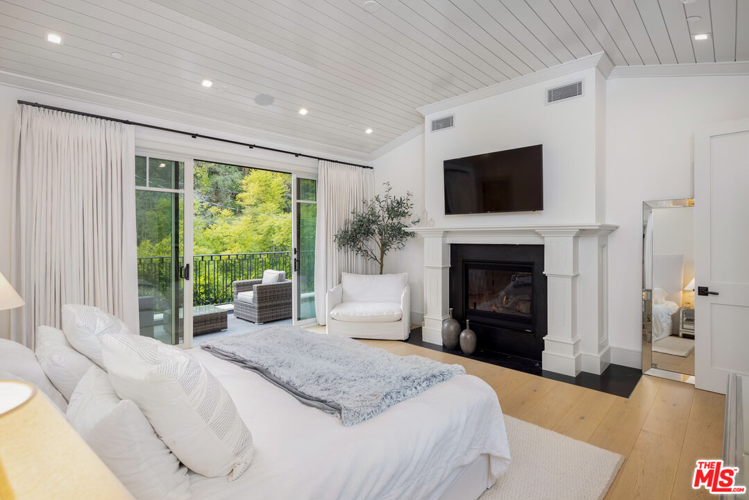 535 North Bundy Drive Los Angeles, CA 90049 - Photo 12 of 33