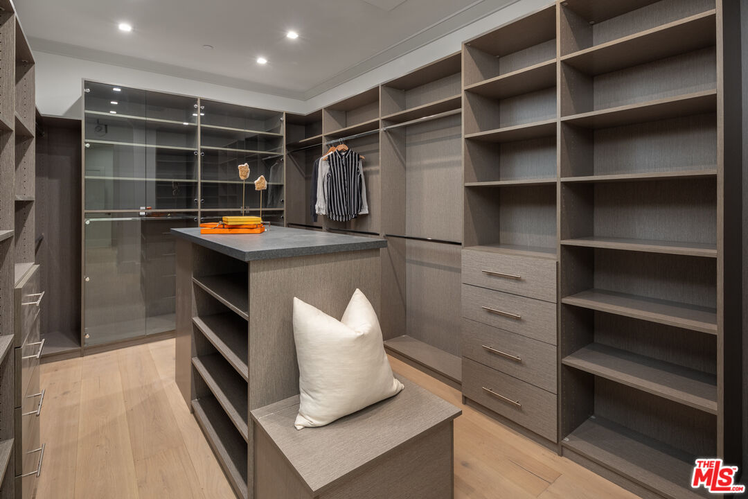 535 North Bundy Drive Los Angeles, CA 90049 - Photo 17 of 33