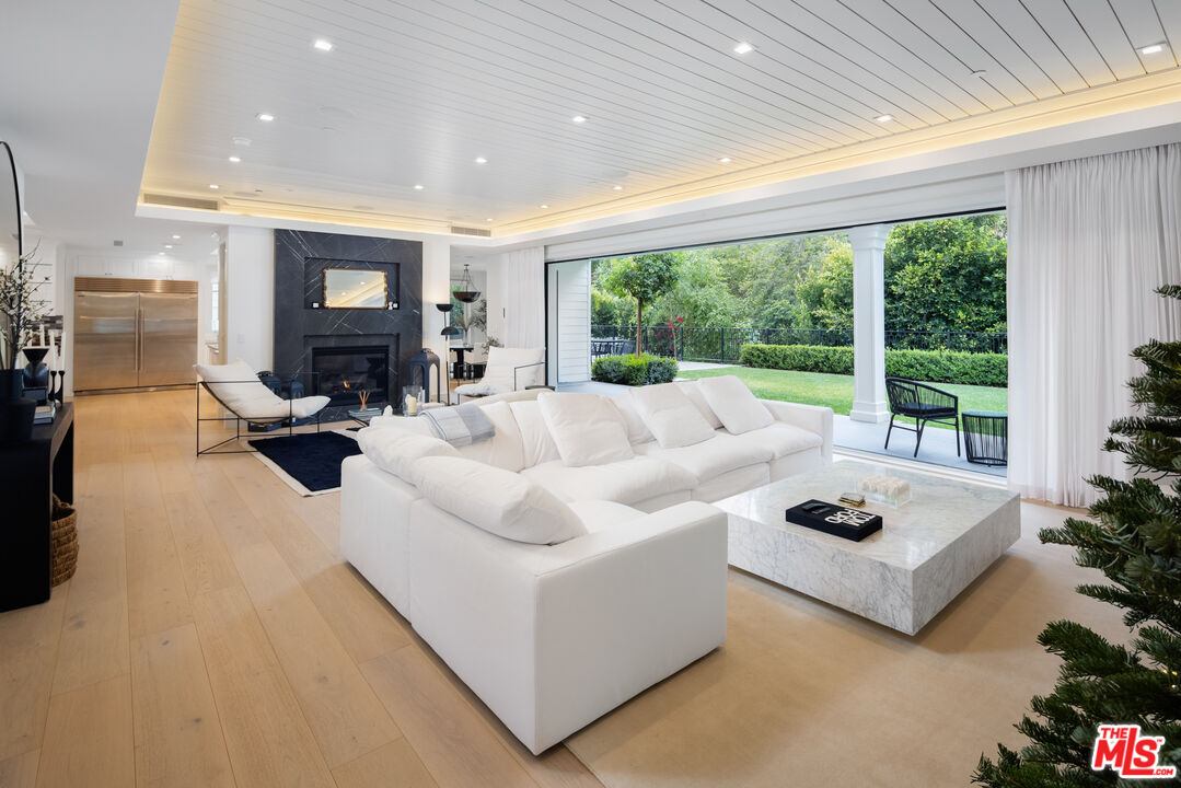 535 North Bundy Drive Los Angeles, CA 90049 - Photo 2 of 33