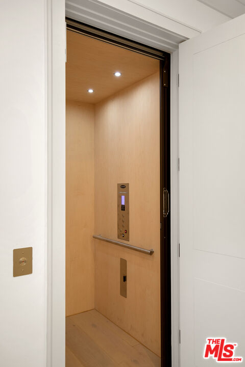 535 North Bundy Drive Los Angeles, CA 90049 - Photo 22 of 33