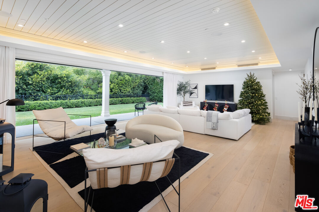 535 North Bundy Drive Los Angeles, CA 90049 - Photo 3 of 33