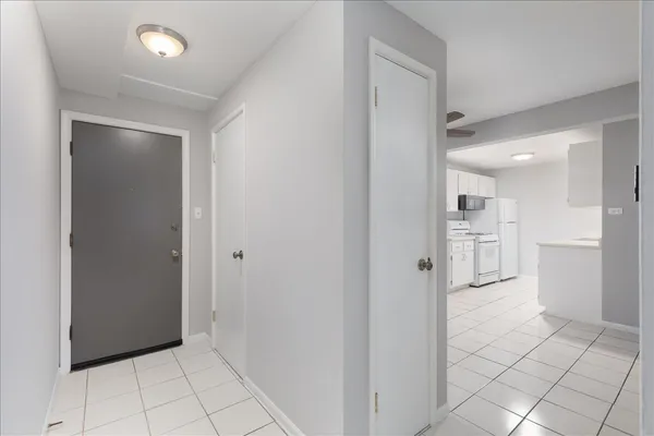 $1,395 | 5740 East Avenue, Unit 1C, Countryside, IL 60525