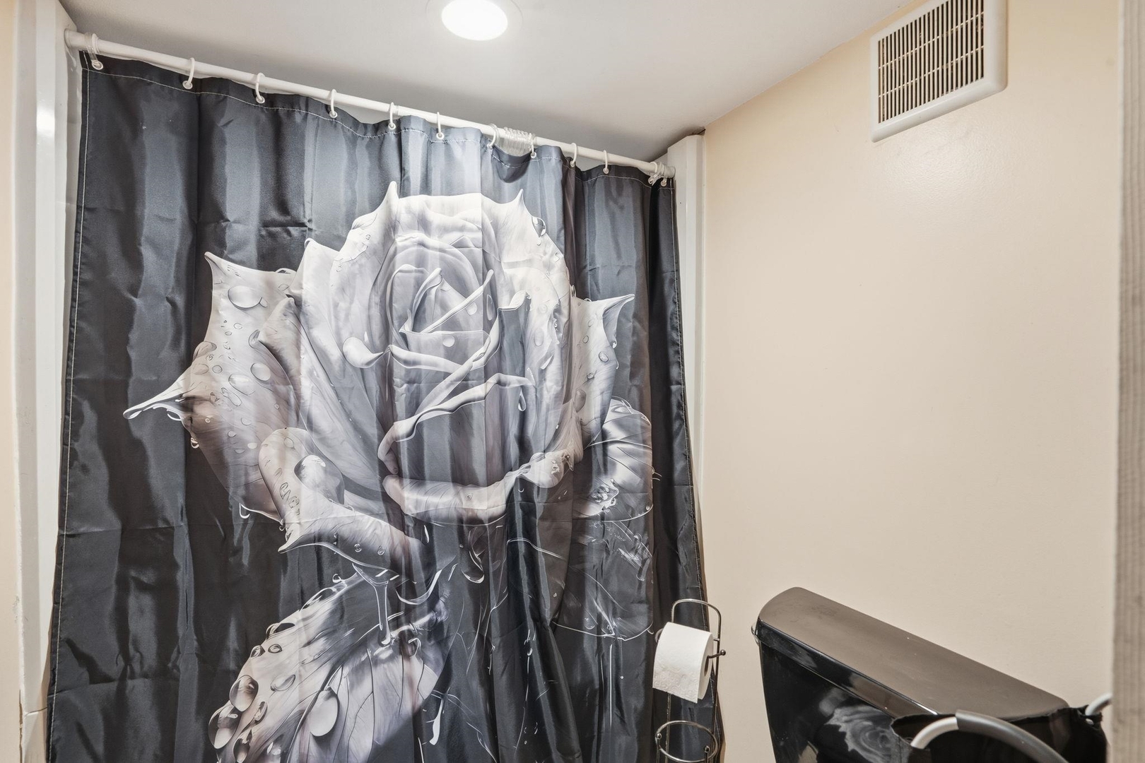 314 Washington Street Davenport, IA 52802 - Photo 17 of 22 a view of a walk in closet