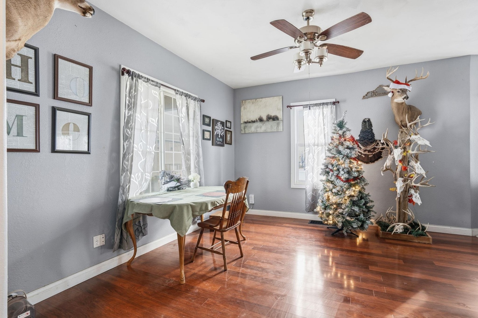 314 Washington Street Davenport, IA 52802 - Photo 7 of 22 a view of a livingroom with furniture and a potted plant