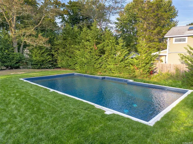 a view of a back yard