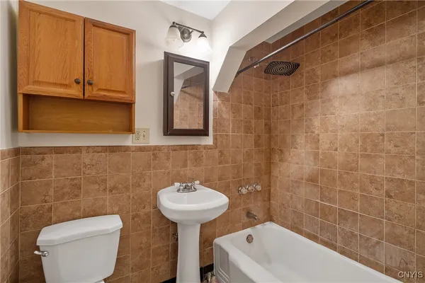 $1,200 | 319 North Salina Street, Syracuse, NY 13203